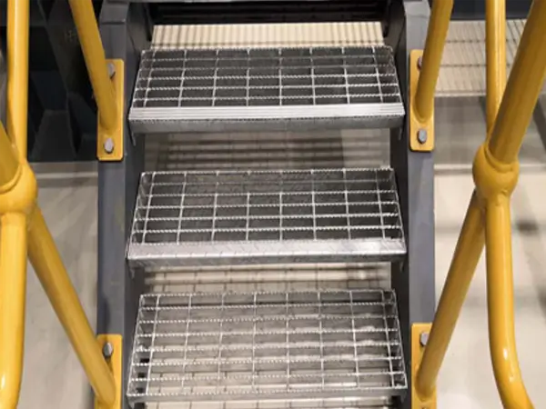 Grating ball joint stanchions on both sides of the stairs